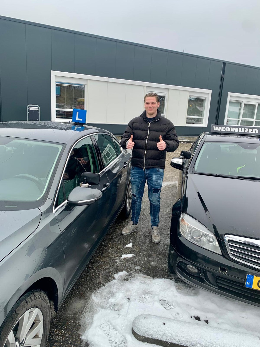 Geslaagde leerling van Holland2Day Rijschool bij de lesauto
